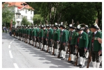 Die Schützenkompanie Landeck unter dem Kommando von Hptm. Bruno Schönherr hat beim Hauptschulplatz Aufstellung genommen. (c) Hartwig Röck